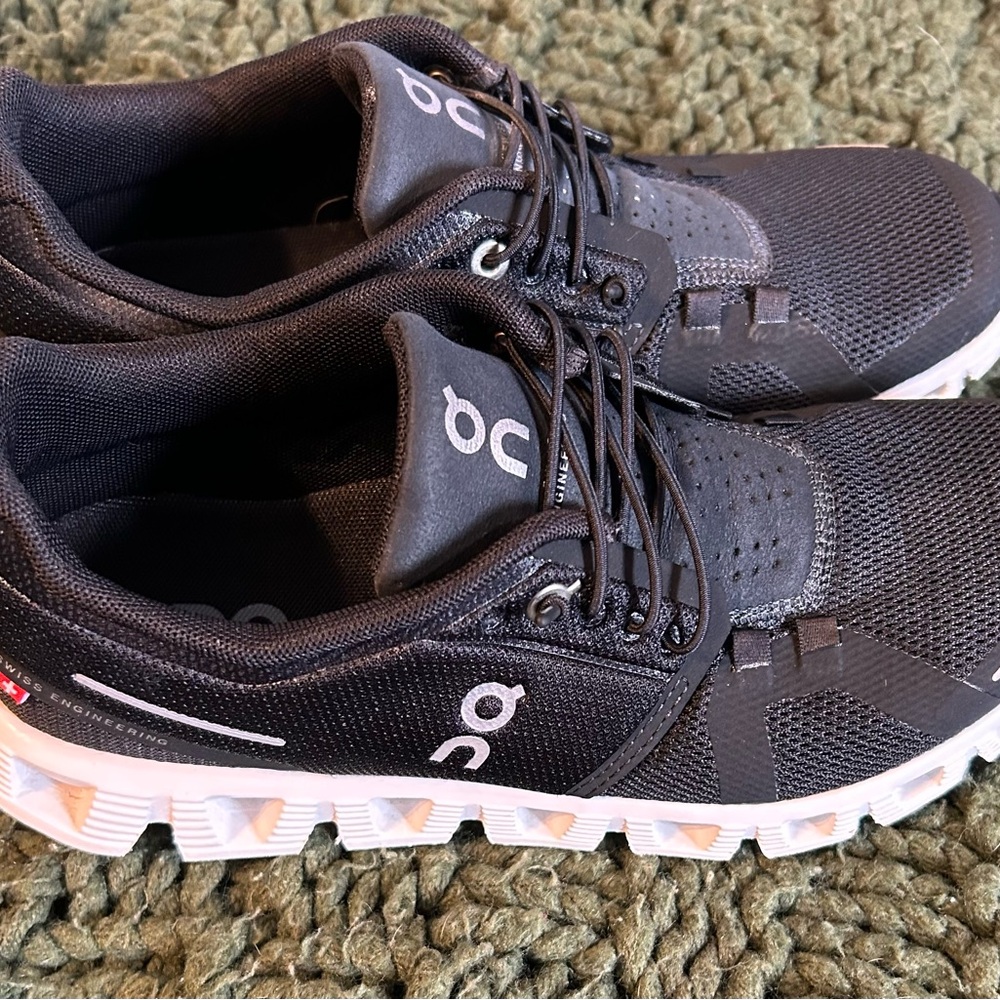 On Cloud  Black Athletic Shoes Women’s Size 7